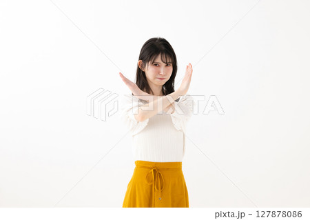 NGサインをする女性 127878086