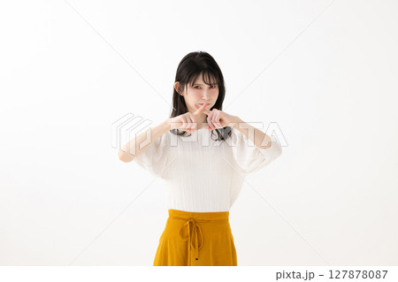 NGサインをする女性 127878087