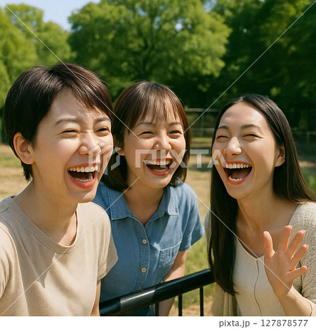 シマウマを見つけて笑い声をあげる3人組の場面を生成 127878577