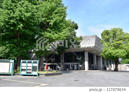 台東区 上野公園の東京文化会館と新緑 台東区 上野公園の東京文化会館と新緑 127878634