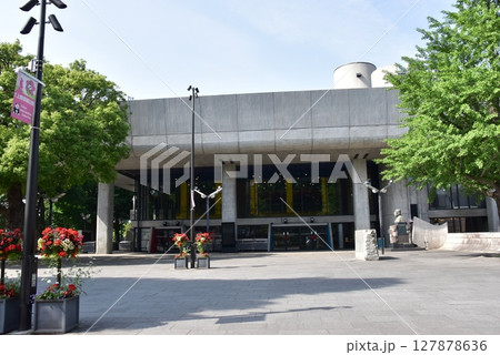 台東区　上野公園の東京文化会館と新緑 127878636