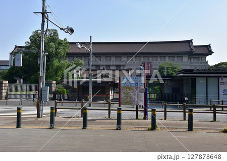台東区　上野公園の東京国立博物館と青空 127878648