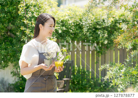 植物の苗を持つ女性 127878877