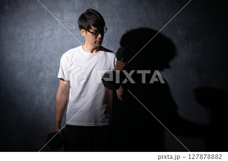 ダンベルを持ち上げる男性 127878882