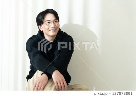 壁際に座る男性 壁際に座る男性 127878891