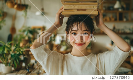 本を頭に乗せる女性 127878946
