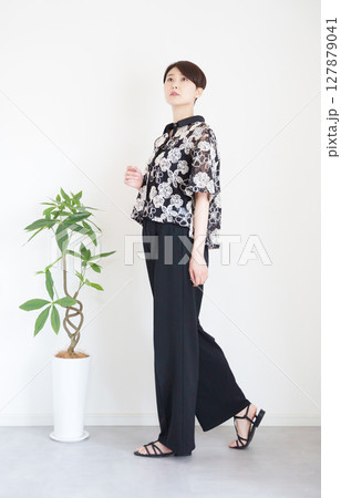 女性夏服のファッションコーディネート全身（縦向き） 127879041