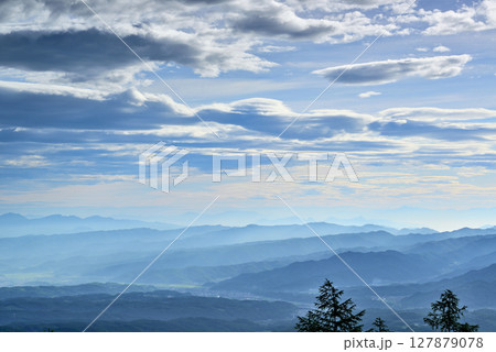 メルヘン街道 峠から見る朝霧の佐久市街と山々の絶景 127879078