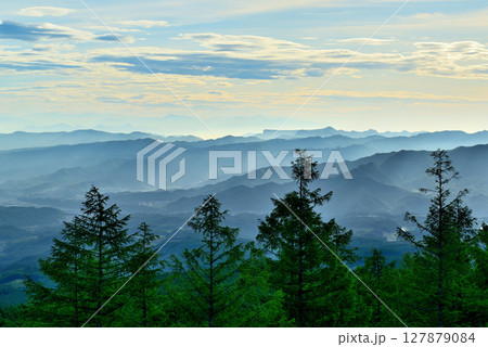 メルヘン街道 峠から見る朝霧の佐久市街と山々の絶景 127879084
