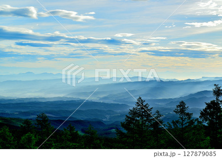 メルヘン街道 峠から見る朝霧の佐久市街と山々の絶景 127879085