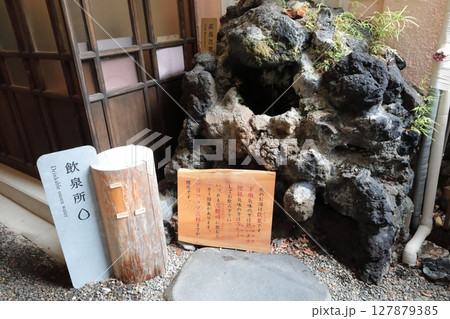 四万温泉積善館元禄の湯の前にある飲泉所 四万温泉積善館元禄の湯の前にある飲泉所 127879385