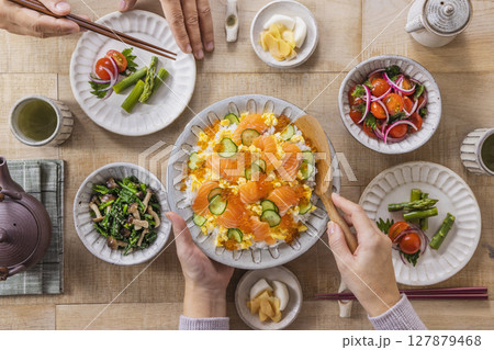 いつもの食卓 鮭とイクラのちらし寿司 127879468