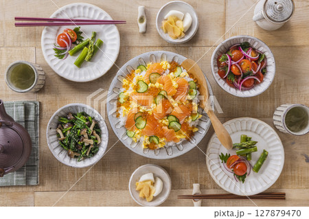 いつもの食卓 鮭とイクラのちらし寿司 127879470