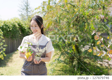 野菜の苗を持つ女性 127879746