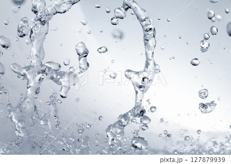 グレーの背景に飛び散る水飛沫. 127879939