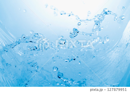 青の背景に飛び散る水飛沫. 127879951