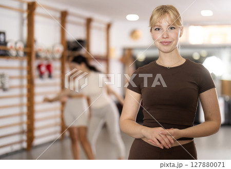 Portrait of an athletic woman in the hall Portrait of an athletic woman in the hall 127880071