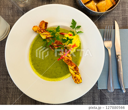 Top view of zucchini cream soup 127880566