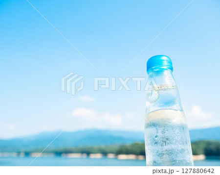 夏の青空の下の1本の冷たい瓶ラムネ フィルム風 夏の青空の下の1本の冷たい瓶ラムネ フィルム風 127880642