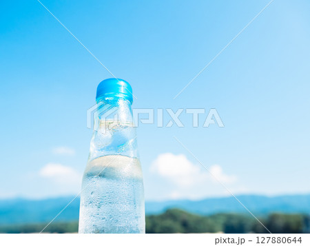 夏の青空の下の1本の冷たい瓶ラムネ　フィルム風 127880644