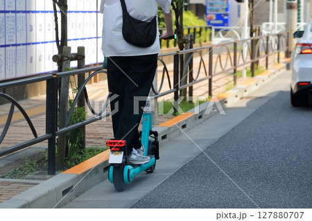 路上を走行中の電動キックボード 127880707