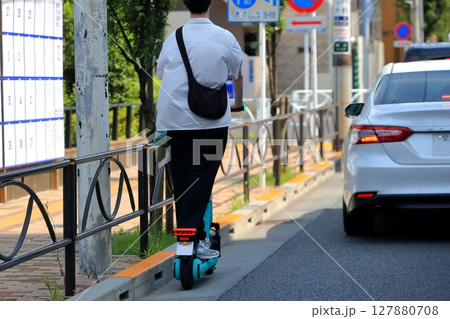 路上を走行中の電動キックボード 127880708