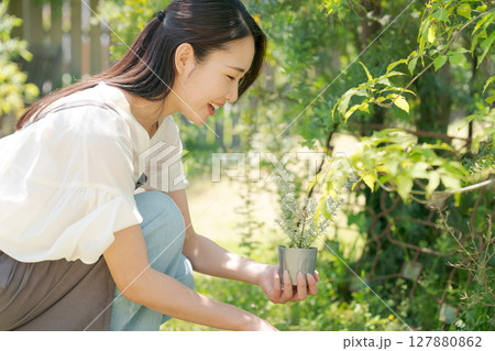 庭の手入れをする女性 庭の手入れをする女性 127880862