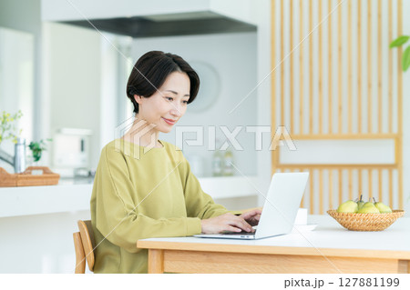 自宅でパソコンを使うミドルの女性 127881199