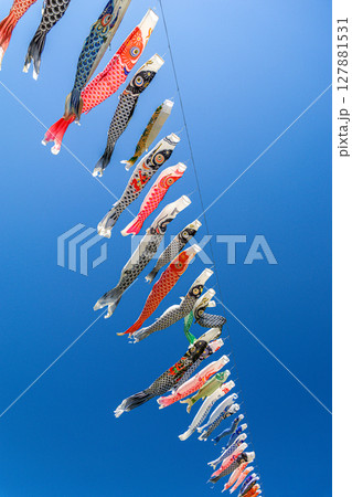 青空を泳ぐ鯉のぼり 127881531