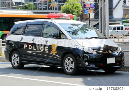 ミニバンのパトロールカー 127882024
