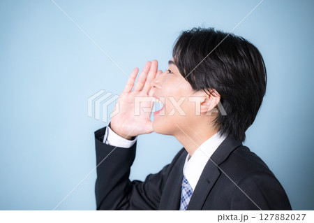 お～いと呼びかける叫ぶ男性のサラリーマンの横顔のクローズアップ 127882027