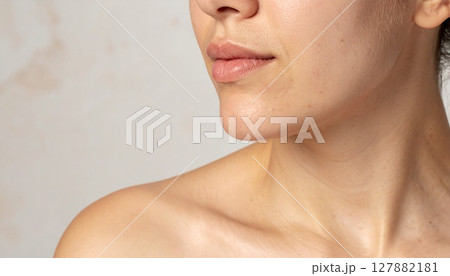 マットな石調背景の光が際立つ首元クローズアップ 127882181