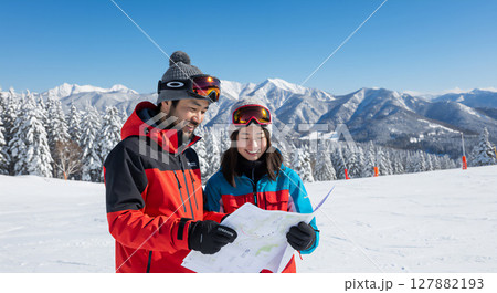 冬のスキー場でのゲレンデ整備 冬のスキー場でのゲレンデ整備 127882193