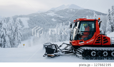 冬のスキー場でのゲレンデ整備 冬のスキー場でのゲレンデ整備 127882195