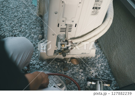 エアコン室外機とエアコン業者 127882239