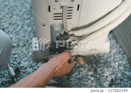 エアコン室外機とエアコン業者 127882240