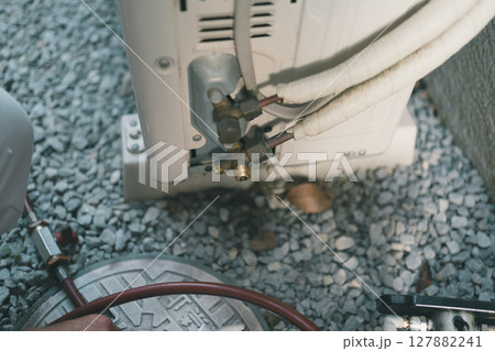 エアコン室外機とエアコン業者 127882241