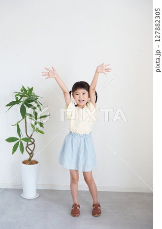 バンザイする子供の全身 バンザイする子供の全身 127882305
