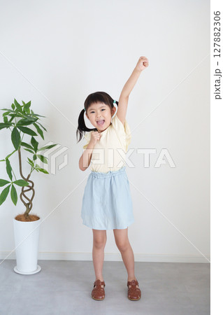 ガッツポーズする子供の全身 127882306
