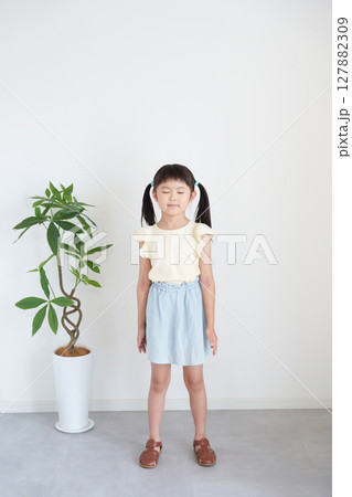 目を閉じる夏服の子供 目を閉じる夏服の子供 127882309