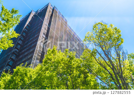 日本の横浜都市景観　マンションの補修や点検等、足場や防護ネットなどを望む… 127882555