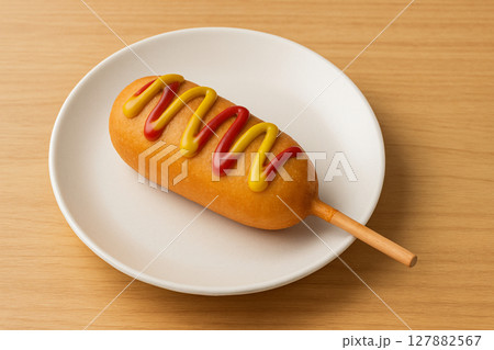 白い皿に乗せたシンプルなアメリカンドッグ 白い皿に乗せたシンプルなアメリカンドッグ 127882567