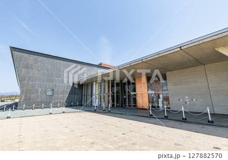 福井県福井市　福井県立図書館・福井ふるさと文学館 127882570