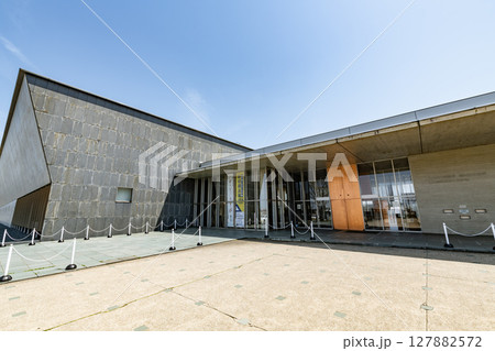福井県福井市　福井県立図書館・福井ふるさと文学館 127882572