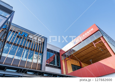 福井県福井市 快晴のJR福井駅とえちぜん鉄道福井駅 福井県福井市 快晴のJR福井駅とえちぜん鉄道福井駅 127882600