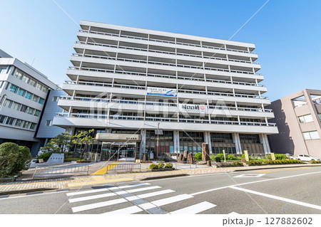 福井県福井市　晴天の福井市役所 127882602