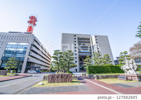 福井県福井市　晴天の福井県庁と福井県警察本部 127882605