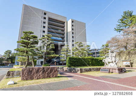 福井県福井市　快晴の福井県庁 127882608
