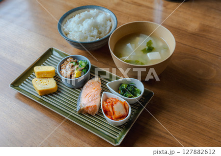 焼き鮭・納豆・玉子焼き・味噌汁が揃った定番の和朝食セット 焼き鮭・納豆・玉子焼き・味噌汁が揃った定番の和朝食セット 127882612