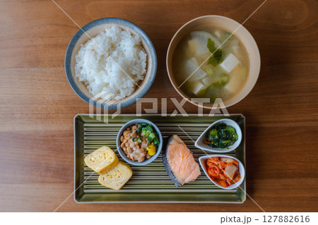 焼き鮭・納豆・玉子焼き・味噌汁が揃った定番の和朝食セット 焼き鮭・納豆・玉子焼き・味噌汁が揃った定番の和朝食セット 127882616